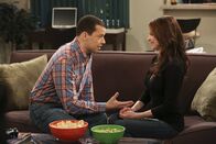 Two and a Half Men – Die Stunde der Wahrheit ist gekommen: Alan (Jon Cryer, l.) beschließt, Gretchen (Kimberly Williams-Paisley, r.) endlich die Wahrheit über seine zweite Identität als "Jeff Starkman" zu offenbaren - doch wird er es auch wirklich tun?