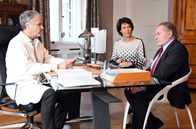 Um Himmels Willen – Als Ehepaar getarnt statten Schwester Hanna (Janina Hartwig, M.) und Wöller (Fritz Wepper, r.) dem Wunderheiler Dr. Stadlmeier (Christoph Gareisen, l.) einen Besuch ab und befragen ihn zu seinen Behandlungsmethoden.