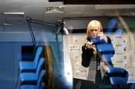 Die Dolmetscherin – Dolmetscherin Silvia Broome (Nicole Kidman) belauscht eines Abends zufällig ein Gespräch in ihrer Arbeitskabine, bei dem ein Attentat auf den Präsidenten der fiktiven afrikanischen Republik Matobo angekündigt wird.