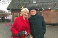 Krause kommt! – Pierre M. Krause ist heute am Rande der Hauptstadt unterwegs. Denn hier, an der Grenze von Berlin zu Brandenburg, lebt Désirée Nick. Entertainerin Désirée Nick besucht mit Pierre M. Krause den Hofladen in der Nachbarschaft