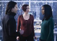Supergirl – (v.l.n.r.) Querl (Jesse Rath); Alex (Chyler Leigh); Kelly (Azie Tesfai)