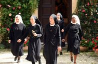 Um Himmels Willen – Schwester Claudia (Mareike Lindenmeier, l.), Schwester Agnes (Emanuela von Frankenberg, 2.v.l.), Schwester Felicitas (Karin Gregorek, M.), Schwester Hanna (Janina Hartwig, 2.v.r.) und Schwester Lela (Denise M'Baye, r.) eilen auf den Klosterhof. Frisst da etwa ein Pferd ihre Blumen?