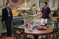 Two and a Half Men – Alan (Jon Cryer, l.) hatte wieder einmal Pech mit einer Internetbekanntschaft. Sein Bedürfnis nach Nähe geht seinem Bruder Charlie (Charlie Sheen, r.) dermaßen auf die Nerven ...