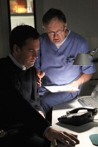Navy CIS – Versuchen, einen Fall aufzuklären, in dem ein junges Mädchen entführt wurde: Tony (Michael Weatherly, l.) und Ducky (David McCallum, r.) ...