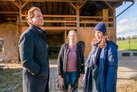 Der Alte – Der neue Pferdestall von Biobäuerin Michaela Bock (Stefanie von Poser, M.) birgt ein Geheimnis, da sind sich Caspar Bergmann (Thomas Heinze, l.) und Annabell Lorenz (Stephanie Stumph, r.) sicher.
