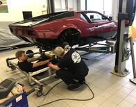 Der Geiger – L-R: Lukas Rauen- Teiledienst und Dieter Rotter - KFZ Mechaniker und Oldtimer-Experte