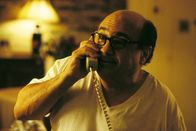 Anything Else – Mit polternd aufdringlichem Optimismus nervt sein Agent Harvey (Danny DeVito) den unglücklichen Comedy-Autor Jerry.