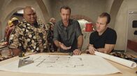 Hawaii Five-0 – Steve McGarrett (Alex O'Loughlin, M.) und Danny Williams (Scott Caan, r.) haben Probleme mit ihrer Bar - nichts läuft nach Plan. Und dann taucht auch noch Kamekona (Taylor Wily, l.) auf und verlangt ihnen Einiges ab ...