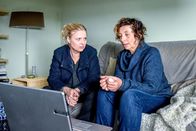 Die Chefin – Vera Lanz (Katharina Böhm, l.) und Marion Fest (Teresa Harder, r.) schauen sich eine Videoaufnahme an.