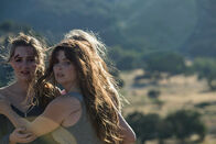 Geo Disaster – Cassie (Isabella Bazler), Kaley (Maggie Rose Hudson,l.) und Johanna (Natalie Pelletier).