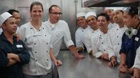 Verrückt nach Meer – Patisserie-Praktikantin Agnes wird verabschiedet. Küchenchef Christian und seine Crew haben eine andere Art sich zu verabschieden. Denn nach altem Küchenbrauch muss Agnes noch gebührend verabschiedet werden. Die Küchencrew freut sich, Agnes weiß noch nicht so recht, wie ihr geschieht.