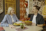 Am Puls – Sarah Tacke und Niro Degen im Restaurant