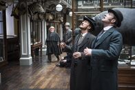 Ripper Street – Detective Sergeant Bennet Drake (Jerome Flynn, l.); Det. Insp. Edmund Reid (Matthew Macfadyen, r.)