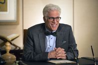 The Good Place – Im "Good Place" gibt Michael (Ted Danson) Eleanor eine erste Einführung. Als er ihr nochmal einen Rückblick aus ihrem alten Leben und all den vermeintlich guten Taten, die sie getan hat zeigt, fällt es ihr plötzlich wie Schuppen von den Augen ...