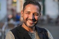 Der lange Weg der Sinti und Roma – MDR FERNSEHEN DER LANGE WEG DER SINTI UND ROMA Uhr. Gianni Jovanovic. Der Film ist ab 15.03.2022 in der ARD Mediathek abrufbar.