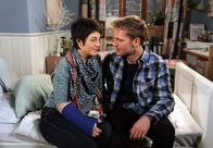 Rote Rosen – ARD ROTE ROSEN FOLGE 1506 Uhr im ERSTEN. Robin (Niklas Osterloh, r.) ist glücklich, dass Ariane (Alexandra Horn, l.) sich zu ihm bekennt – mit all seinen Ecken und Kanten.