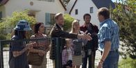 Doppelhaushälfte – Zwei Familien bewerben sich um eine Doppelhaushälfte. Andi Knuppe (Milan Peschel, r.) lädt zur Hausbesichtigung.