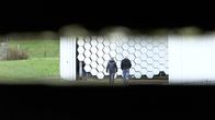 SMS - Schwanke meets Science – Der Sonnenofen sammelt Energie mit Spiegeln. Dr. Gerd Dibowski (rechts), Leiter der solaren Großanlagen am Deutschen Zentrum für Luft- und Raumfahrt in Köln, erhitzt damit Experimentierfelder auf über 2.500 Grad Celsius und kann Stahl zum Schmelzen bringen. Sonnenenergie für innovative Anwendungen in der Wissenschaft und in der Industrie. Ganz ohne Verbrennung fossiler Energieträger.