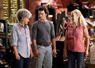 Young Sheldon – (v.l.n.r.) Connie "Meemaw" Tucker (Annie Potts); Georgie Cooper (Montana Jordan); Mandy (Emily Osment)