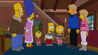 Die Simpsons – Nachdem sie einen Tornado überlebt haben, suchen Marge (2.v.l.) und Homer (l.) nach einem geeigneten Vormund für Bart (M.), Lisa (3.v.r.) und Maggie (3.v.l.), sollte ihnen etwas zustoßen. Während die Kinder von Mav (2.v.r.) und Portia (r.) begeistert sind, stellt Marge die wahren Motive der beiden in Frage ...