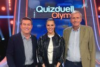 Quizduell - Olymp – Moderatorin Esther Sedlaczek (M.) mit den Kandidaten des Teams "Nachricht": Jens Riewa (l.) und Ulrich Wickert (r.).