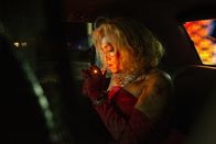 DogMan – Die Polizei nimmt Doug (Caleb Landry Jones) mit. Sein Outfit erinnert an Marilyn Monroe im Film "Blondinen bevorzugt" zum Song "Diamonds are a GirL's Best Friend".