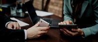 Hightech Revolution - Sternstunden der Technik – Auch bei Geschäftsmeetings ist die Nutzung des Smartphones allgegenwärtig.