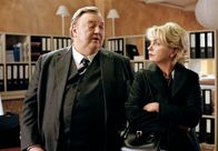 Der Dicke – Gregor Ehrenberg (Dieter Pfaff, l.) macht seiner Ex-Frau Christina (Gisela Schneeberger, r.) ein faires Angebot.