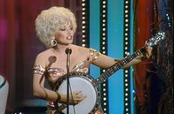 Dolly Parton: Everybody's Darling – Dolly Parton verdankt ihre Popularität vor allem ihrer authentischen Persönlichkeit und ihrem immensen Repertoire: über 1.000 selbst geschriebene Songs und mehr als 100 Millionen verkaufte Alben.
