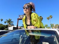 Drogen im Visier – Dethy smokes marijuana every day, and does harder drugs when she's out partying at night. It's common for her to do several lines of cocaine in one evening. "It’s probably easier to ask a guy for a bump than it is to get someone to buy you a glass of wine."