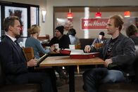 How I Met Your Mother – Als Verlobter von Robin will Barney (Neil Patrick Harris, l.) alles über sie wissen und reist deshalb nach Kanada. Doch wird er von Simon (James van der Beek, r.) erfahren, wen Robin früher gestalkt hat?