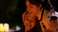 Home Sweet Rome – Francesca (Eleonora Facchini, r.) umarmt ihre Stieftochter Lucy (Kensington Tallman, l.).