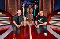 Wer weiß denn sowas? – Moderator Kai Pflaume (M.) und seine Rateteam-Kapitäne Bernhard Hoëcker (l.) und Elton (r.) begrüßen in dieser Sendung den Schauspieler Christoph M. Ohrt (2.v.l.) und die Schauspielerin Rebecca Immanuel (2.v.r.).