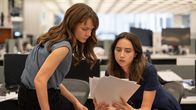 She Said – Megan Twohey (Carey Mulligan, l.); Jodi Kantor (Zoe Kazan, r.)