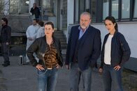 Der Alte – Richard Voss (Jan-Gregor Kremp, M.) und Annabell Lorenz (Stephanie Stumph, r.) sprechen auf der Suche nach einem verschwundenen Verdächtigen mit Marion Bergmann (Inka Friedrich, l.), einer Unternehmerin.