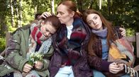 Passenger – Haben die Wells-Frauen (v.l.n.re): Lilly (Matilda Freeman), Joanne (Natalie Gavin) und Katie (Rowan Robinson) endlich wieder eine Chance auf Familienglück?