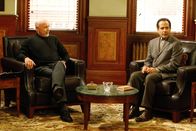 Monk – (v.li.) Hector Elizondo (Dr. Neven Bell), Tony Shalhoub (Adrian Monk).