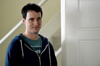 Mum – Jason (Sam Swainsbury) findet Michaels schottischen Dialekt unterhaltsam.