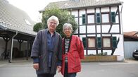 Room Tour – WDR Room Tour: Helmut (l) und Atsuko haben sich ihr Haus im Stil von Atsukos Heimat eingerichtet.
