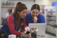 Superstore – Cheyenne (Nichole Bloom, l.); Dina (Lauren Ash, r.)
