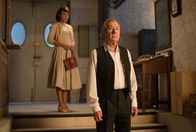 Velvet – Ana Ribera (l., Paula Echevarría) und Emilio López (r., José Sacristán).