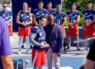 All American – (v.li.) Hunter Clowdus (JJ Parker), Michael Evans Behling (Jordan Baker), Daniel Ezra (Spencer James), Cody Christian (Asher Adams), Taye Diggs (Billy Baker). Foto: ORF/PRO7/Warner/The CW/Tina Thorpe. Veröffentlichung honorarfrei nur für redaktionelle Berichterstattung in Sendungszusammenhang und mit Copyrightangabe. Kontakt: foto@orf.at