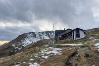 Hüttengeschichten – Blick auf die Motterasciohütte gegen Ende der ersten Saison.