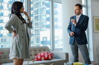 Elementary – Als eine schöne junge Frau ermordet wird, beginnen Sherlock Holmes (Jonny Lee Miller, r.) und Joan Watson (Lucy Liu, l.) mit den Ermittlungen ...