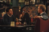 How I Met Your Mother – Streiten sich darüber, wer von ihnen zuerst eine hübsche Frau ansprechen darf: Ted (Josh Radnor, l.) und Barney (Neil Patrick Harris, r.) ...