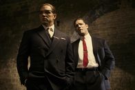 Legend – Hauptdarsteller Tom Hardy in seiner Doppelrolle als Reggie und Ronnie Kray