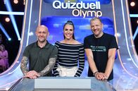 Quizduell - Olymp – Quizmasterin Esther Sedlaczek (M.) mit den Kandidaten des Teams "Berlin": Dem Schauspieler Jürgen Vogel (l.) und dem Comedian Mario Barth r.).