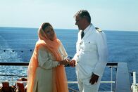 Das Traumschiff – Die berühmte Wahrsagerin Madame Sarat Sakarian (Louise Martini) hat ein ernstes Gespräch mit dem Kapitän (Heinz Weiss).