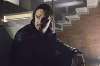 Beauty and the Beast – Auf dem Revier kommt es zu einer Geiselnahme durch unbekannte Männer. Vincent (Jay Ryan) dringt in das Gebäude ein, doch er hat es offenbar nur darauf abgesehen, Tori und die Kette in Sicherheit zu bringen ...