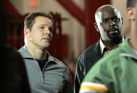 Numb3rs - Die Logik des Verbrechens – Versuchen herauszufinden, wer hinten der Morden an den zwei Freefight-Kämpfer steckt: David (Alimi Ballard, r.) und Colby (Dylan Bruno, l.) ...